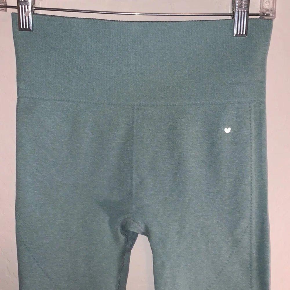 LOVE FITNESS BRAND NEW SIZE MEDIUM TWO PIECE MATCHING ATHLETIC SET